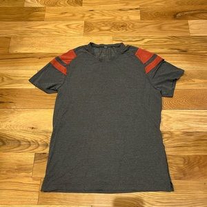 Lululemon men’s gray short sleeve shirt with red sleeve detail & pocket on back